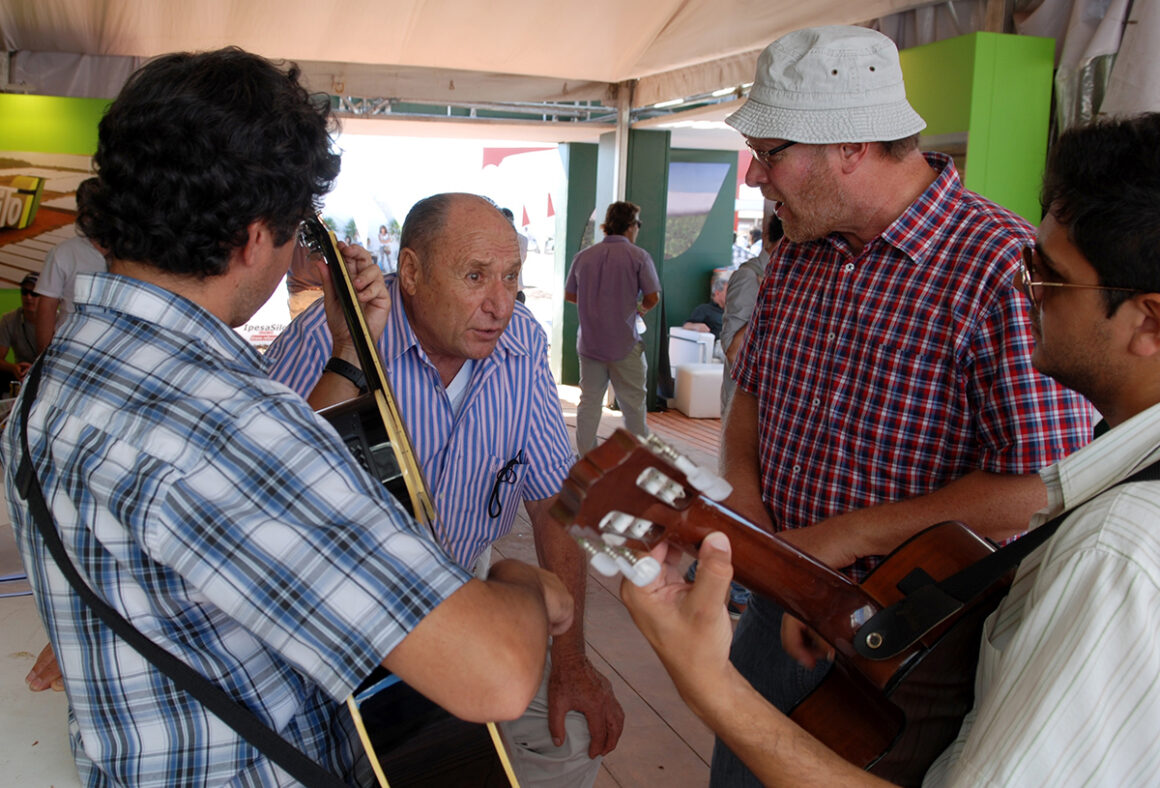 Cantando en ExpoAgro con mi amigo Zacarias Klas