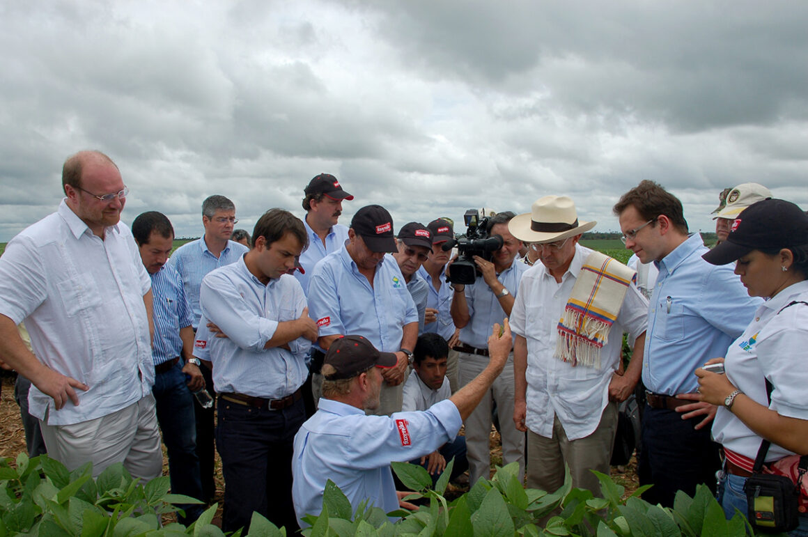 Recorriendo sistemas agrícolas en la altillanura colombiana con el ex presidente Alvaro Uribe
